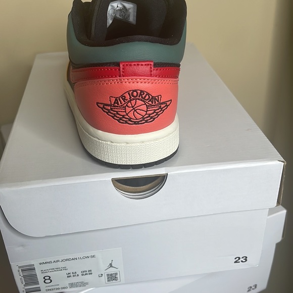 Air Jordan one low SE - Picture 3 of 5